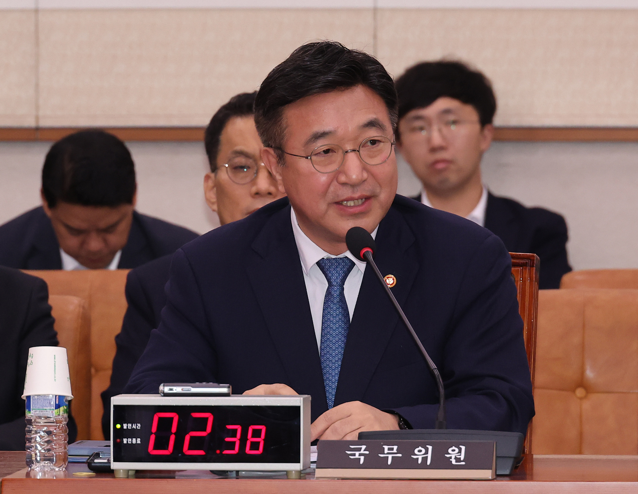 24일 서울 여의도 국회에서 열린 법제사법위원회 전체회의에서 윤호중 행정안전부 장관이 의원질의에 답하고 있다. 연합뉴스