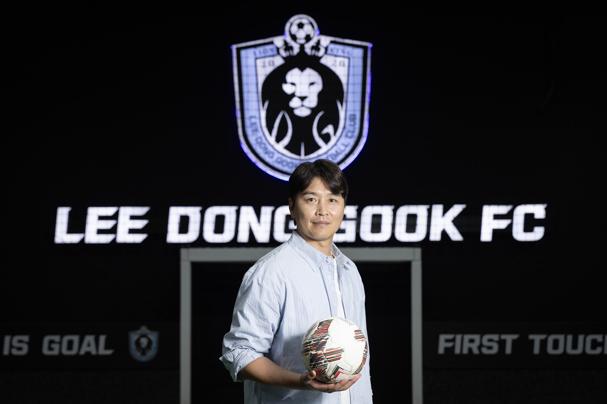 인천 송도에서 축구 교실 ‘이동국FC’도 운영 중인 그는 포지션별 훈련 방법을 담은 『축구를 생각하다』라는 책도 출간했다. 전민규 기자