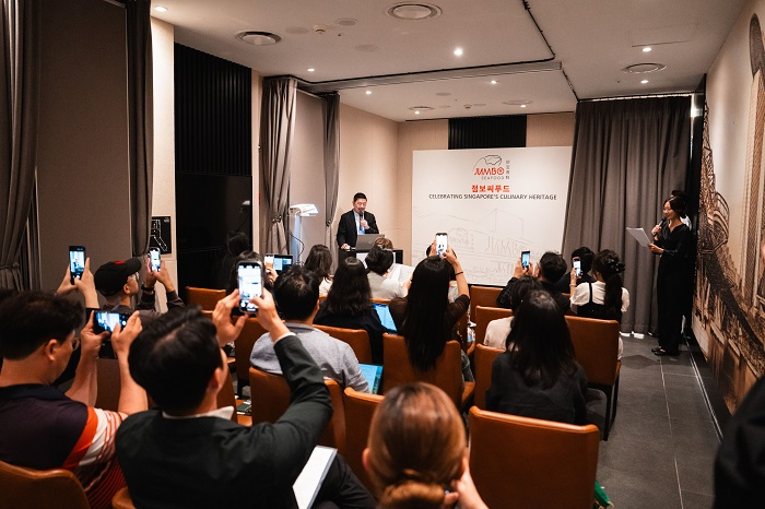점보씨푸드 미디어 이벤트 현장 - Ang 회장이 한국 진출 성과와 향후 계획을 발표하고 있다.