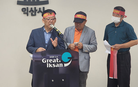 오동은 익산로컬푸드협동조합 조합장이 23일 익산시청에서 기자회견을 열고 "조합은 2016년부터 인건비와 시설 관리·유지비 지원 없이 익산시에 임대료(1년 1600만원)를 지불하고 매장을 적법하게 운영해 왔다"며 계약 해지를 추진 중인 익산시를 향해 마녀사냥을 중단하라고 촉구하고 있다. 사진 익산로컬푸드협동조합