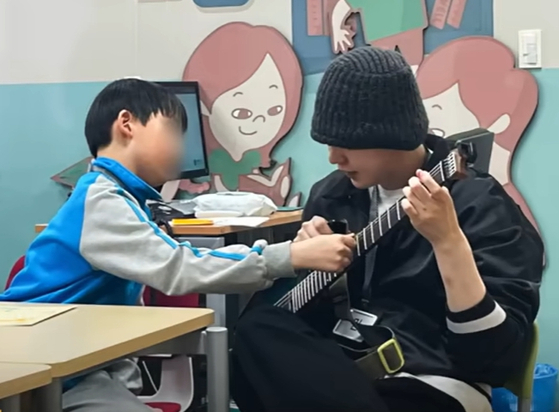 그룹 방탄소년단(BTS) 멤버 슈가가 사회복무요원으로 대체복무를 하면서 세브란스병원을 찾아 재능기부 봉사활동을 했다. 사진 세브란스 유튜브 채널 캡처