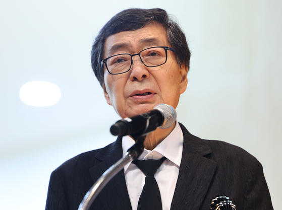 김홍업 김대중평화센터 이사장이 지난 18일 서울 동작구 국립서울현충원 현충관에서 열린 김대중 전 대통령 서거 16주기 추모식에서 유족인사를 하고 있다. 김종호 기자.