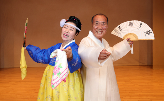 김동언(왼쪽,부산 기장 오구굿 보유자), 정영만(남해안별신굿 보유자) 국가무형유산 보유자가 공연을 하루 앞둔 24일 오후 국립국악원 예악당에서 중앙일보와 인터뷰에 앞서 포즈를 취했다. 강정현 기자 