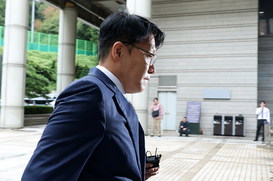 김상민 전 부장검사가 17일 오후 서울 서초구 서초동 서울중앙지방법원에서 열린 구속 전 피의자 심문(영장실질심사)에 출석하고 있다.  뉴스1