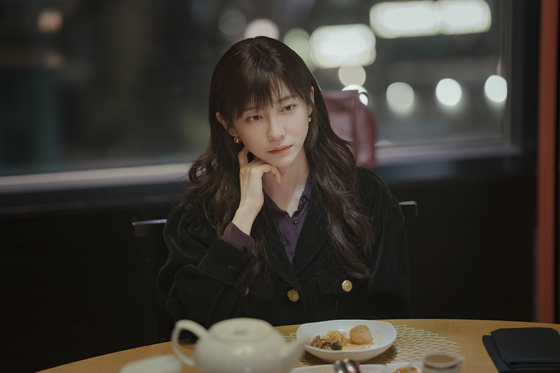 천상연의 30대 모습. 상연은 어느순간 은중을 향한 질투와 선망이 뒤틀려 은중이 멀리할만한 잘못을 저지른다. 사진 넷플릭스