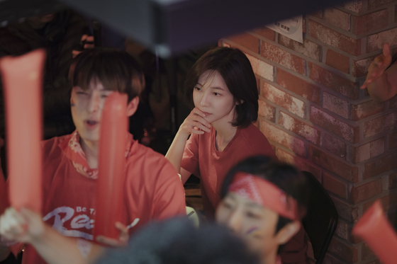 상연의 20대 모습. 친구도, 친구를 만들 생각도 하지 않았던 상연은 좀처럼 곁을 내주지 않는다. 유일하게 그가 곁을 내는 건 은중 뿐이다. 사진 넷플릭스