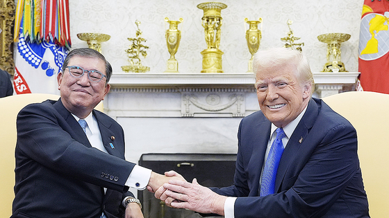 지난 2월 미국 워싱턴DC를 방문한 이시바 시게루 일본 총리가 도널드 트럼프 미국 대통령과 악수를 나누고 있다. AP=연합뉴스