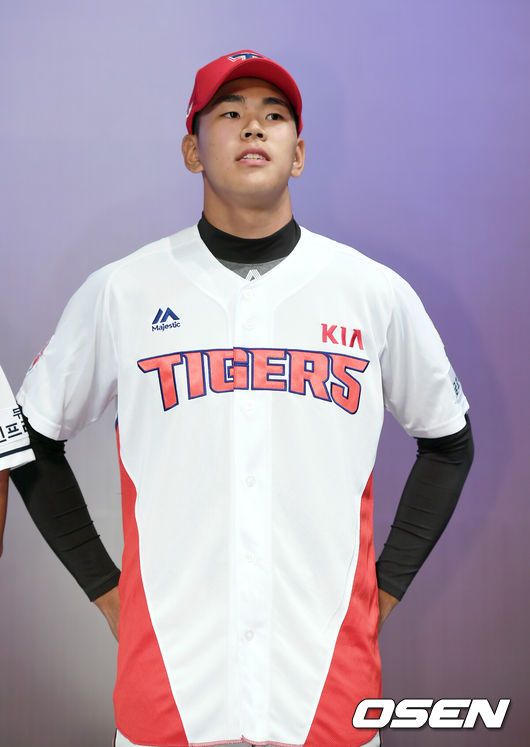 [OSEN=곽영래 기자]  10일 오후 서울 소공동 웨스틴조선호텔에서 '2019 KBO 신인 드래프트' 행사가 열렸다.KIA 홍원빈이 포토타임을 갖고 있다.  / youngrae@osen.co.kr