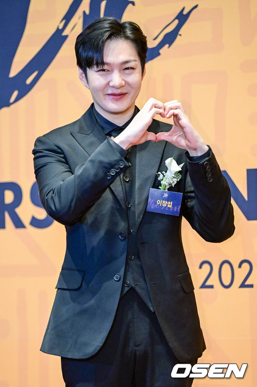 [OSEN=최규한 기자] 7일 오전 서울 장충동 신라호텔에서 ‘2025 대한민국 퍼스트브랜드 대상’ 시상식이 열렸다.이번 시상식은 매년 대규모 소비자 조사를 통해 한 해를 이끌어갈 브랜드를 선정한다. 가수 이창섭이 남성보컬/웹예능MC상을 수상한 뒤 포즈를 취하고 있다. 2025.01.07 / dreamer@osen.co.kr