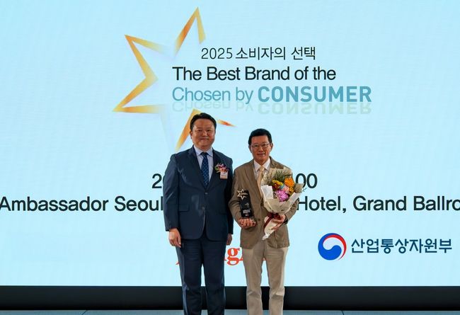 김기태 보람상조 대표이사(오른쪽)가2025소비자의 선택 시상식에서 기념촬영을 하고 있다. / 사진제공=보람그룹