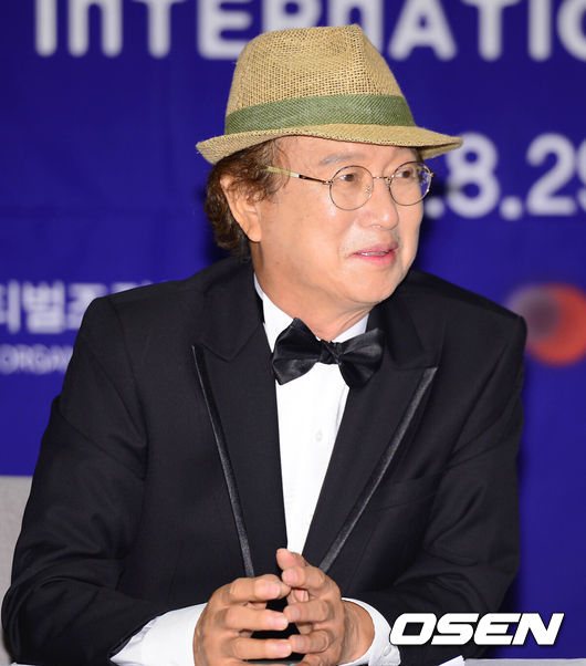[OSEN=김경섭 기자] 22일 오전 서울 그랜드 인터콘티넨탈에서 열린 '제2회 부산국제코미디페스티벌(BICF)' 기자회견에서 개그맨 전유성이 질의응답 시간을 갖고 있다.이날 기자회견에는 김준호 집행위원장과 최대웅,조광식 부집행위원장 및 개그맨 전유성,김대희,김원효 등이 참석했다.'부산국제코미디페스티벌'은 부산과 대한민국을 대표하는 세계적인 코미디페스티벌로의 정착과 코미디언들을 위한 기회를 제공하고 외국인 관광객 증가와 도시발전에 기여하는 등 코미디산업의 국제적 교류의 장으로서 한국 코미디의 한류열풍 선도를 목표로 하고 있다. 특히 이번 페스티벌은 7개국 12개 팀이 참여하여 공연, 코미디 오픈 콘서트, 사진전 등 알찬 구성과 더욱 탄탄해진 라인업으로 웃음 바이러스에 대한 기대감을 고조시키고 있다.한편 지난 해 제 1회 '부산국제코미디페스티벌(BICF)'로 시작된 본 행사는 세계적인 축제로 발돋움 하는 초석을 다지며 가능성을 알린 가운데 '웃음은 희망이'라는 슬로건을 바탕으로 오는 8월 29일 부터 9월 1일까지 부산에서 진행된다. /greenfield@osen.co.kr
