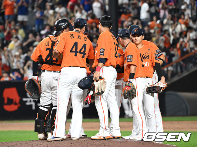 [OSEN=대전, 이대선 기자] 프로야구 한화 이글스가 키움 히어로즈 상대로 12연승을 질주했다. 에이스 코디 폰세가 개막 17연승을 거두며무패 행진을 이어갔고, 루이스 리베라토가 만루 홈런을 폭발했다.한화는 13일 대전 한화생명볼파크에서 열린 2025 신한 SOL Bank KBO리그 키움과의 홈경기를 10-5로 이겼다.경기 종료 후 한화 선수들이 승리의 기쁨을 나누고 있다. 2025.09.13 /sunday@osen.co.kr
