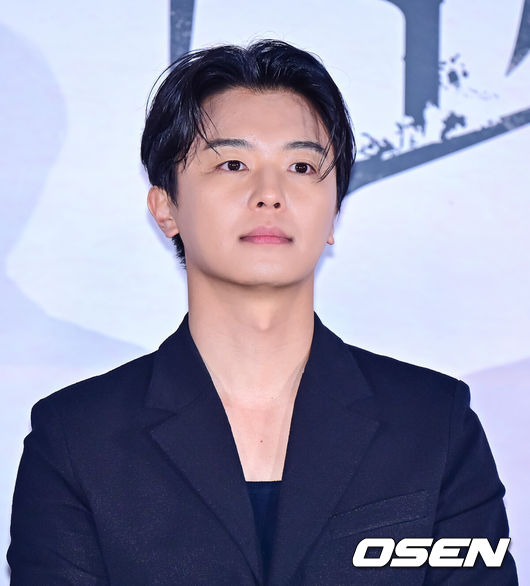[OSEN=지형준 기자] 24일 오후 서울 용산구 한강로동 CGV 용산아이파크몰에서 영화 ‘파과' 언론시사회가 열렸다.'파과'는바퀴벌레 같은 인간들을 처리하는 조직에서 40여 년간 활동한 레전드 킬러 ‘조각(이혜영)’과 평생 그를 쫓은 미스터리한 킬러 ‘투우(김성철)’의 강렬한 대결을 그린 액션 드라마다.배우 연우진이 간담호를 하고 있다. 2025.04.24 /jpnews@osen.co.kr