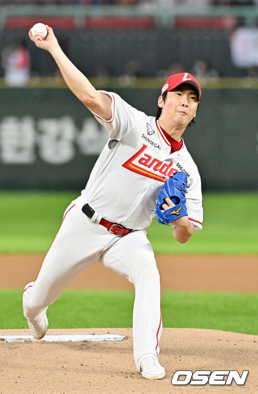 [OSEN=인천, 민경훈 기자] 25일 오후 인천 SSG랜더스필드에서 ‘2025 신한 SOL BANK KBO리그’ SSG 랜더스와 KT 위즈의 경기가 진행됐다.이날 경기에서 SSG은 문승원을, KT는 패트릭을 선발투수로 내세웠다.SSG 선발 문승원이 마운드 위에서 힘차게 공을 뿌리고 있다. 2025.09.25 / rumi@osen.co.kr