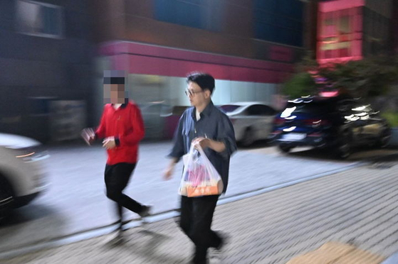 지난 23일 경남 진주시에서 치킨 배달에 나선 한동훈 전 대표. 사진 한 전 대표 SNS 캡처 