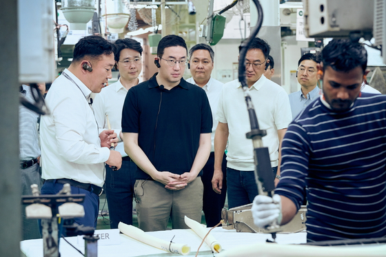 구광모 LG그룹 회장은 지난 3월 인도 벵갈루루와 뉴델리, 아랍에미리트 두바이를 방문해 미래전략을 점검했다. 구 회장이(왼쪽 세 번째)가 인도 뉴델리에 위치한 LG전자 노이다 생산공장을 찾아 에어컨 생산과정을 살펴보고 있다. 뉴스1