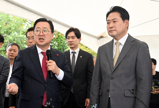 장동혁 국민의힘 대표가 24일 대전 유성구 나노반도체 국가산단 부지에서 이장우 대전시장으로부터 산단 조성현황 및 대전교도소 이전에 대한 설명을 듣고 있다 