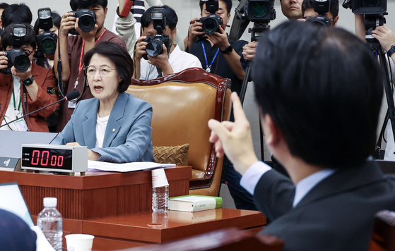 추미애 국회 법사위원장이 24일 오후 국회에서 열린 법사위 전체회의를 진행하며 국민의힘 나경원, 곽규택 의원과 언쟁하고 있다. 김성룡 기자