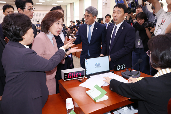 지난 22일 국회 법제사법위원회에서 추미애 위원장과 여야 의원이 뒤엉켜 충돌한 모습. [연합뉴스]