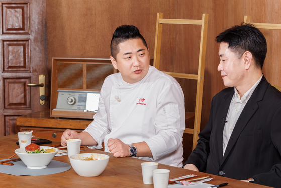 '고등셰프;라면전쟁'의 심사를 맡은 황진선 진진 셰프(사진 왼쪽)와 농심 김재욱 글로벌R&D부문 스프개발1팀장이 학생들이 만든 라면을 맛보고 심사를 하고 있다. 사진 나승보 