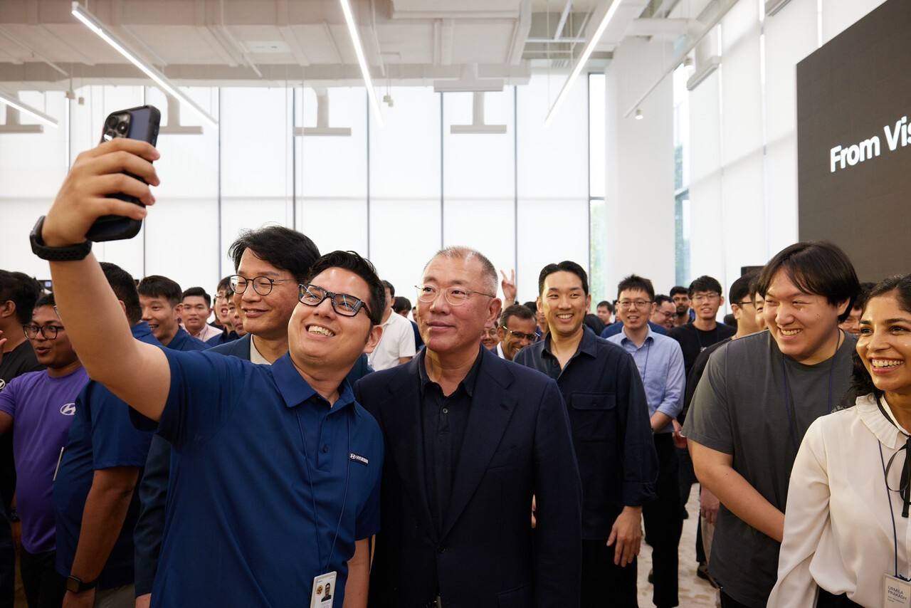 정의선 현대차그룹 회장이 지난해 12월 12일 그룹 대표 혁신 거점으로 꼽히는 ‘현대차그룹 싱가포르 글로벌 혁신센터(HMGICS)’에서 열린 타운홀미팅 뒤 HMGICS 직원들과 셀피를 촬영하고 있다. [사진 현대자동차그룹]
