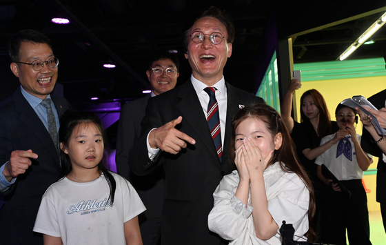 김민석 국무총리가 25일 오후 서울 중구 한국관광공사 하이커그라운드를 방문해 K팝 댄스 공연을 관람하는 어린이들과 함께 미소를 짓고 있다. 뉴스1