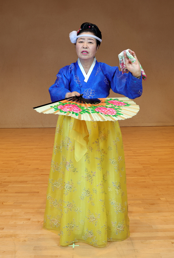 국가무형유산인 부산 기장 오구굿 보유자 김동언씨가 춤을 추며 굿 한 소절을 부르고 있다. 강정현 기자