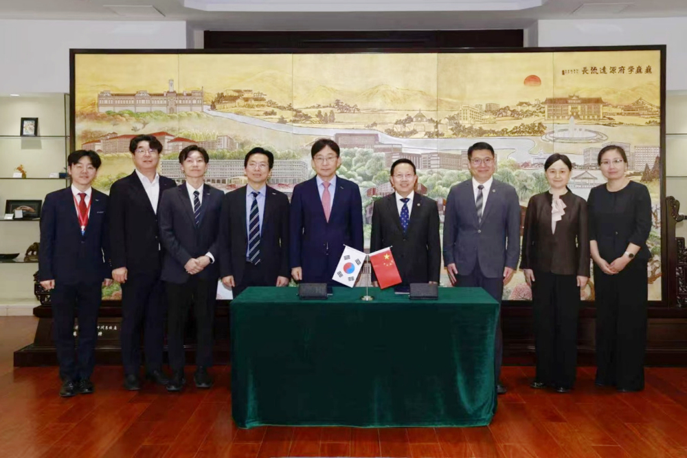 중앙대, 텐진대학 국제 컨퍼런스 참가. (왼쪽부터) 중앙대 이정민 국제교류팀 차장, 신중범 대외협력팀장, 박진 비서팀장, 우수한 국제처장, 박상규 총장, 텐진대학 차이리위엔 총장, 밍둥 부총장, 장링 국제처장, 웨이요우시앙 국제교류팀장
