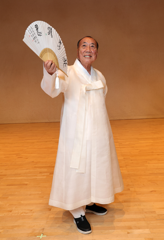 국가무형유산인 남해안별신굿 보유자 정영만씨가 공연할 노래를 부르고 있다. 강정현 기자