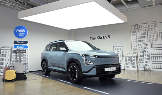 기아가 준중형 스포츠유틸리티(SUV) 전기차 EV5를 출시했다. ‘패밀리카’를 지향하는 만큼 동급 차량 대비 넓은 공간을 자랑한다. [사진 기아]