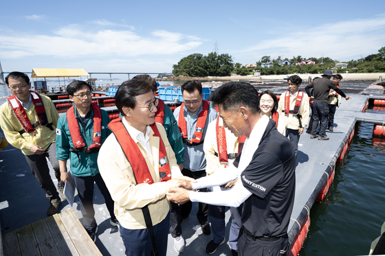전재수 해양수산부 장관이 지난 3일 충남 보령의 가두리 양식장을 찾아 고수온 및 안전관리 실태를 점검하고 있다. 사진 해양수산부