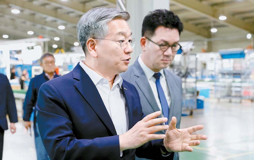 김종호 기술보증기금 이사장(왼쪽)이 녹색금융 지원기업인 ?광원이엔지를 방문해 제조시설을 둘러보고 있다.   [사진 기술보증기금]