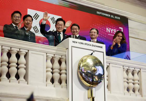 이재명 대통령이 25일(현지시간) 미국 뉴욕증권거래소(NYSE)에서 개장을 알리는 타종 버튼을 누르고 있다. 대통령실사진기자단 2025.09.25