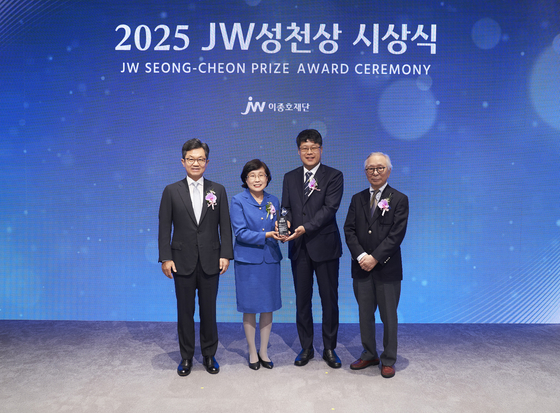 JW중외제약의 공익재단인 JW이종호재단은 지난 24일 경기도 과천시 소재 JW사옥에서 ‘2025 JW성천상’ 시상식을 개최했다. 사진 왼쪽부터 이경하 JW이종호재단 이사장(JW 회장), 2025 JW성천상 수상자 전진경 아프리카미래재단 짐바브웨지부 메디컬디렉터와 강동원 지부장, 이성낙 JW성천상위원회 위원장(가천대 명예총장). 사진 JW홀딩스 