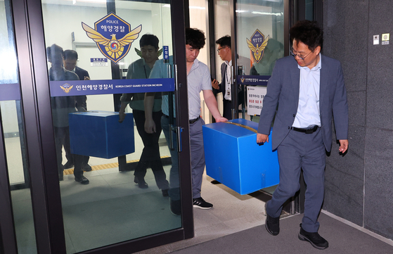 갯벌에 고립된 노인을 혼자서 구하려다가 숨진 해양경찰관 이재석 경사 순직 사고를 수사 중인 검찰 수사관들이 지난 18일 인천 서구 인천해양경찰서 청사 압수수색을 마친 뒤 압수품을 옮기고 있다. 연합뉴스