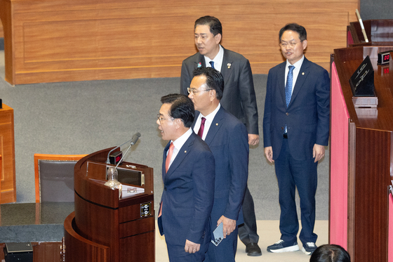 25일 서울 여의도 국회에서 열린 제429회국회(정기회) 9차 본회의에서 공익신고자 보호법 일부개정법률안에 대한 신속처리안건(패스트트랙) 지정동의의 건 등에 대한 무기명 투표 후 투표수가 의원 명패 수보다 1개 많자 송언석 국민의힘 원내대표가 우원식 국회의장에게 항의한 뒤, 민주당 의원들에게도 소리치고 있다.뉴스1