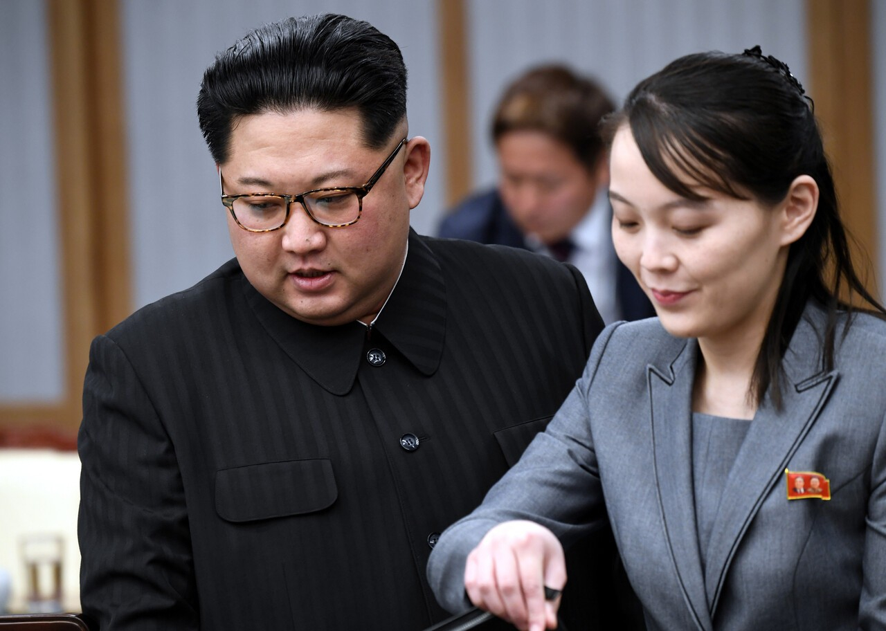 김정은 북한 국무위원장이 2018년 4월 27일 열린 2018 남북정상회담에서 자리에 앉고 있다. 오른쪽은 김여정 당 중앙위 제1부부장. [연합뉴스]
