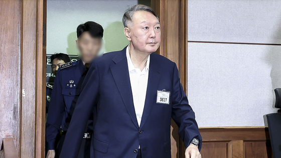 윤석열 전 대통령이 26일 서울 서초구 서울중앙지법에서 열린 특수공무집행방해, 직권남용 권리행사방해 등 혐의 사건 1차 공판에 출석하고 있다. 사진공동취재단