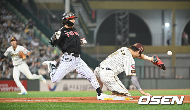 [OSEN=울산, 이석우 기자] 25일 울산 문수야구장에서 2025 신한 SOL 뱅크 KBO 리그 롯데 자이언츠와 LG 트윈스의 경기가 열렸다. 홈팀 롯데는 감보아가, 방문팀 LG는 손주영이 선발로 나섰다.LG 트윈스 신민재가 5회초 1사 만루 유격수 땅볼을 치고   롯데 전민재의 송구 실책으로 1루에서 세이프되고 있다.  2025.09.25 / foto0307@osen.co.kr