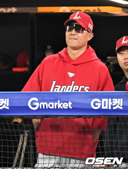 [OSEN=인천, 민경훈 기자] 25일 오후 인천 SSG랜더스필드에서 ‘2025 신한 SOL BANK KBO리그’ SSG 랜더스와 KT 위즈의 경기가 진행됐다.이 경기에서 KT는 SSG에 10-1 완승을 거두며 4연승을 질주했다. 3위 SSG를 잡은 5위 KT는 SSG를 1.5게임차로 맹추격했다. 4위 삼성도 키움전 승리를 거두면서 3위 경쟁은 결과를 예측할 수 없는 혼돈에 빠졌다.9회말 SSG 이숭용 감독이 덕아웃에서 아쉬운 표정으로 경기를 주시하고 있다. 2025.09.25 / rumi@osen.co.kr