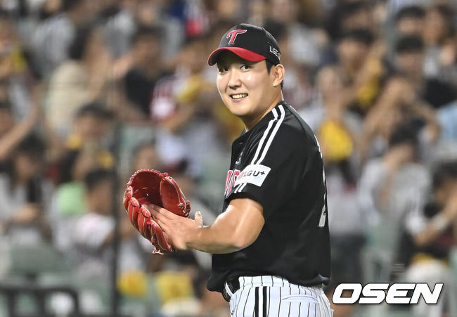 [OSEN=울산, 이석우 기자] 25일 울산 문수야구장에서 2025 신한 SOL 뱅크 KBO 리그 롯데 자이언츠와 LG 트윈스의 경기가 열렸다. 홈팀 롯데는 감보아가, 방문팀 LG는 손주영이 선발로 나섰다.LG 트윈스 손주영이 7회말 1사 롯데 자이언츠 고승민의 타구를 잡아 1루에 던져 아웃시키고 오스틴을 보며 미소짓고 있다. 2025.09.25 / foto0307@osen.co.kr
