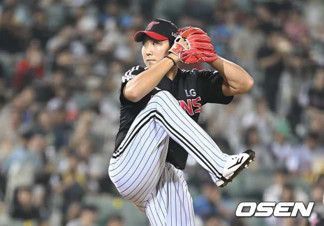 [OSEN=울산, 이석우 기자] 25일 울산 문수야구장에서 2025 신한 SOL 뱅크 KBO 리그 롯데 자이언츠와 LG 트윈스의 경기가 열렸다. 홈팀 롯데는 감보아가, 방문팀 LG는 손주영이 선발로 나섰다.LG 트윈스 손주영이 선발 투수 역투하고 있다. 2025.09.25 / foto0307@osen.co.kr