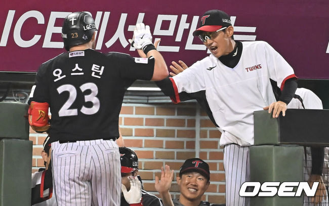 [OSEN=울산, 이석우 기자] 25일 울산 문수야구장에서 2025 신한 SOL 뱅크 KBO 리그 롯데 자이언츠와 LG 트윈스의 경기가 열렸다. 홈팀 롯데는 감보아가, 방문팀 LG는 손주영이 선발로 나섰다.LG 트윈스 오스틴이 5회초 1사 1,3루 좌중월 3점 홈런을 치고 염경엽 감독과 하이파이브를 하고 있다. 2025.09.25 / foto0307@osen.co.kr