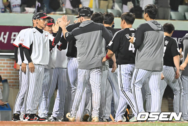 [OSEN=울산, 이석우 기자] 25일 울산 문수야구장에서 2025 신한 SOL 뱅크 KBO 리그 롯데 자이언츠와 LG 트윈스의 경기가 열렸다. 홈팀 롯데는 감보아가, 방문팀 LG는 손주영이 선발로 나섰다.LG 트윈스 염경엽 감독과 코치들이 롯데 자이언츠에 11-1로 승리한 후 기쁨을 나누고 있다. 2025.09.25 / foto0307@osen.co.kr