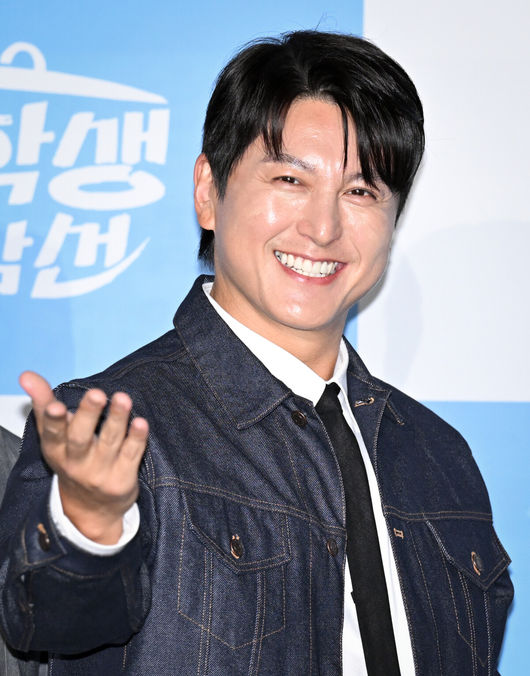 [OSEN=조은정 기자]E채널 새 예능 ‘류학생 어남선’ 제작발표회가 15일 서울 종로구 씨네큐브 광화문에서 열렸다.'류학생 어남선'은 '먹고 배우고 완성하라'는 슬로건으로 류수영, 윤경호, 기현이 함께 현지로 떠나 세계의 낯선 요리를 배우고 해외의 '킥'을 넣어 요리를 완성하는 예능 프로그램이다. 세 사람은 포르투로 첫 번째 요리 유학을 떠난다.배우 류수영이 포즈를 취하고 있다. 2025.05.15 /cej@osen.co.kr