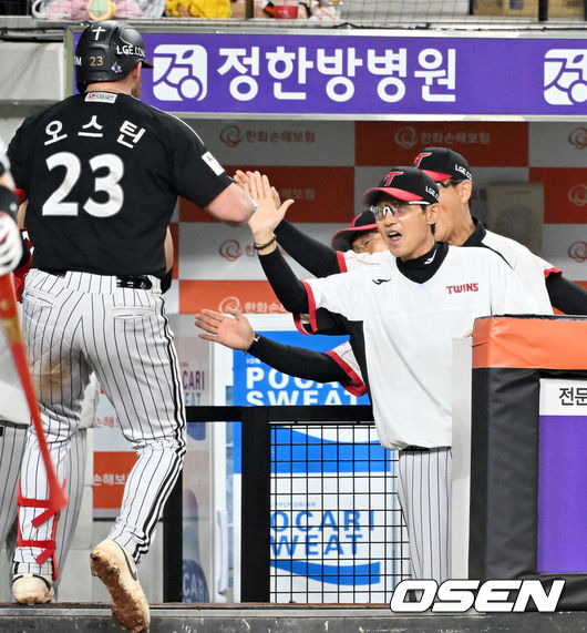 [OSEN=대전, 민경훈 기자] 26일 오후 대전 한화생명볼파크에서 2025 신한 SOL Bank KBO리그 한화 이글스와 LG 트윈스의 경기가 열렸다.한화는 류현진, LG는 치리노스를 선발 투수로 내세웠다.6회초 1사 LG 오스틴이 좌월 선취 솔로 홈런을 때린 후 덕아웃에서 LG 염경엽 감독과 하이파이브를 하고 있다. 2025.09.26 /rumi@osen.co.kr