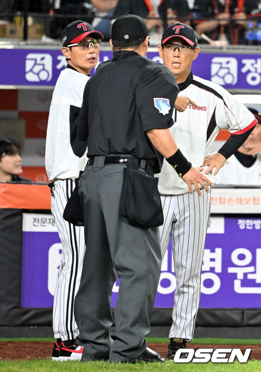 [OSEN=대전, 민경훈 기자] 26일 오후 대전 한화생명볼파크에서 2025 신한 SOL Bank KBO리그 한화 이글스와 LG 트윈스의 경기가 열렸다.한화는 류현진, LG는 치리노스를 선발 투수로 내세웠다.7회말 1사 주자 2,3루 한화하주석번트 때 런다운에 걸렸던 3루 주자 한화노시환이 LG 박동원이 빈 글러브로 태그하는 바람에 득점에 성공했다. LG 염경엽 감독이 강하게 항의하고 있다. 2025.09.26 /rumi@osen.co.kr