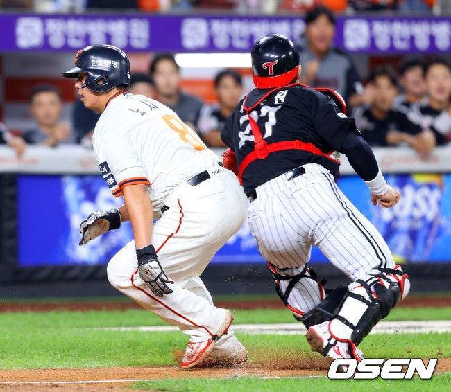[OSEN=대전, 민경훈 기자] 26일 오후 대전 한화생명볼파크에서 2025 신한 SOL Bank KBO리그 한화 이글스와 LG 트윈스의 경기가 열렸다.한화는 류현진, LG는 치리노스를 선발 투수로 내세웠다.6회말 1사 주자 2,3루 한화하주석번트 때 런다운에 걸렸던 3루 주자노시환이 LG 박동원이 빈 글러브로 태그하는 바람에 득점에 성공하고 있다. 2025.09.26 /rumi@osen.co.kr