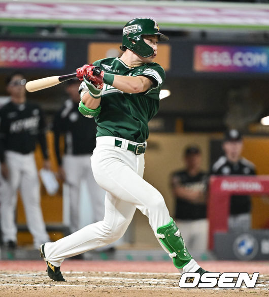 [OSEN=인천, 박준형 기자 ] 25일 오후 인천 SSG랜더스필드에서 프로야구 SSG 랜더스와 KT 위즈의 경기가 진행됐다.이날 경기에서 SSG은 화이트를 KT는 고영표를 선발투수로 내세웠다.6회말 2사 3루 SSG 최지훈이 1타점 적시타를 날리고 있다. 2025.09.25 / soul1014@osen.co.kr
