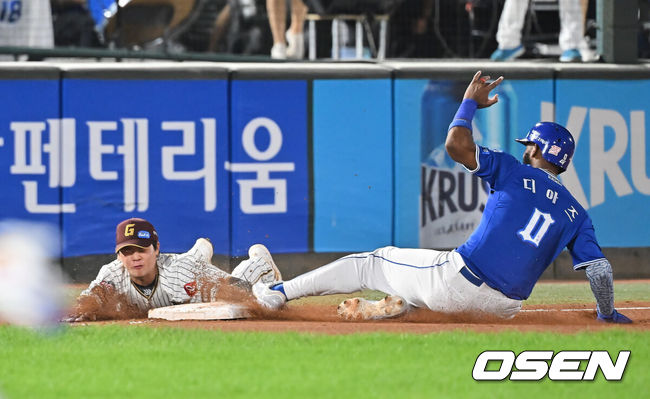 [OSEN=부산, 이석우 기자] 26일 부산 사직야구장에서 2025 신한 SOL 뱅크 KBO 리그 롯데 자이언츠와 삼성 라이온즈의 경기가 열렸다. 홈팀 롯데는 박준우가, 방문팀 삼성은 원태인이 선발 출전했다.롯데 자이언츠 박찬형이 6회초 2사 만루 삼성 라이온즈 이성규의 3루 선상을 타고 가는 어려운 타구를 잡아 3루로 쇄도하는 디아즈를 아웃시키고 있다. 2025.09.26 / foto0307@osen.co.kr